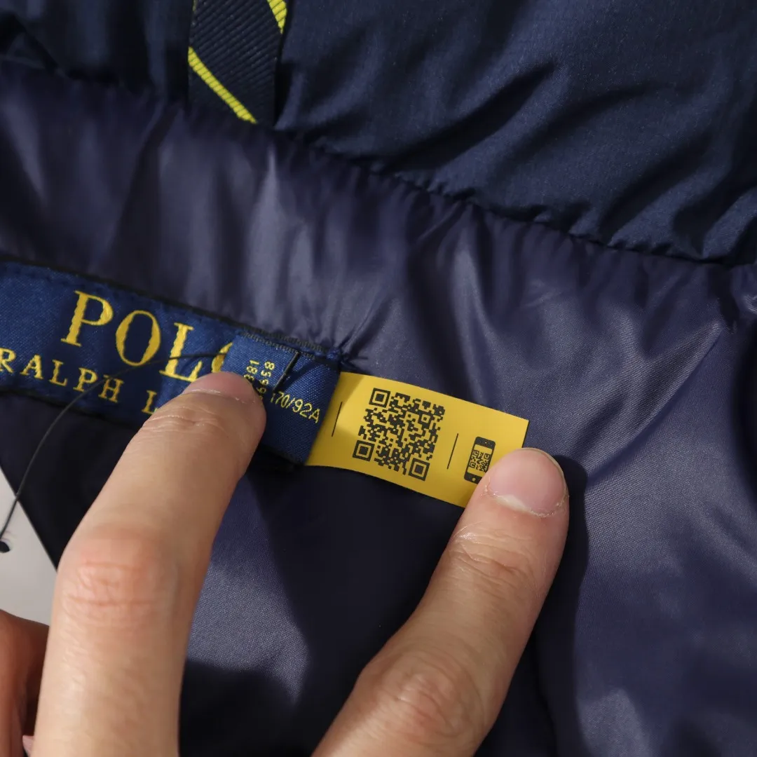 P660 #R54 Ralph Lauren/Ralph Lauren hooded down jacket (top quality, feel free to compare), using imported Barudan embroidery machine, carefully crafted with thousands of needles electric embroidery technology. Imported No. 7 needles and special embroidery thread ensure that every letter of the polo logo is full, three-dimensional and clear, creating the "most expensive embroidery logo" that can be called a work of art. Top-notch velvet core, luxurious warmth. Filled with national standard 80% high-quality white duck down, bringing excellent thermal insulation performance. At the same time, it is lightweight and can quickly regain its fluffiness after compression, bringing you a warm embrace without burden and resisting the harsh winter. Technical fabrics, no fear of wind and snow •Long-lasting fluffy and shape-retaining: High-quality filling ensures that the down jacket is not easy to stiffen and keeps you warm for a long time. •Strict anti-velvet technology: Using 400T gall fabric with pinhole retraction technology, it fundamentally eliminates the phenomenon of velvet leakage and makes wearing more secure. •All-round protective experience: Windproof and waterproof matte fabric, combined with an adjustable hem with a built-in drawstring buckle, can effectively lock in temperature and cold, and cope with changeable weather. Perfect details, creating a classic •Original electroplated YK zipper, smooth and durable, with brand texture highlighted in every detail. •Detachable hood design, one garment can be worn multiple times to meet different occasions and outfit needs. •Original hangtag and washed label, quality guaranteed. Five colors come together for couples to enjoy together: black is cool, beige is gentle, navy is calm, khaki is retro, and green is fresh. Available in five colors, the same style for men and women, it can be worn perfectly as a couple's outfit or a personalized item, becoming an indispensable fashion equipment on the streets in winter. Color: black, khaki, navy blue, army green, beige Size: S M L 66 67